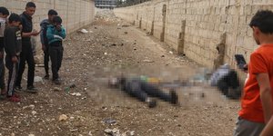 Παιδιά στη Συρία μπροστά στα άψυχα σώματα νεκρών Δρούζων