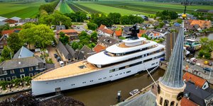 Το νέο γιοτ του πρώην CEO της Starbucks, Howard Schultz περνά από κανάλι από το Ολλανδικό χωριό Woubrugsebrug /ANP/HollaANP /