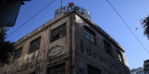 Το εμβληματικό κτίριο του θεάτρου ΕΜΠΡΟΣ στου Ψυρρή 