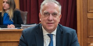 Ο Τάκης Θεοδωρικάκος, χαμογελαστός, στη Βουλή