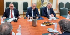 Συνάντηση Τ. Θεοδωρικάκου με τον γενικό διευθυντή του Διεθνούς Οργανισμού Ατομικής Ενέργειας Μ. Γκρόσι