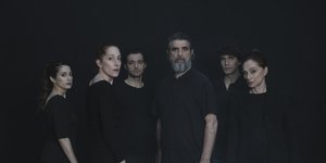 Γιώργος Γάλλος Κρέων, Δημήτρης Καπουράνης Αίμων, Κόρα Καρβούνη Αντιγόνη, Φιλαρέτη Κομνηνού Τειρεσίας, Κίττυ Παϊταζόγλου Ισμήνη, Θάνος Τοκάκης Φύλακας