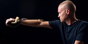 Ο Τιμ Φρίντε εκτέθηκε επί δεκαετίες στο δηλητήριο ιοβόλων φιδιών