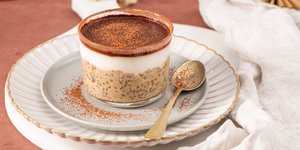 Τιραμισού με γιαούρτι, μέλι και chia / Φωτογραφία: shutterstock