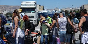 τουριστες στο λιμανι
