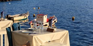 τραπεζι μπροστα σε θαλασσα