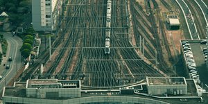 Τρένο εισέρχεται στον σταθμό του Μοντπαρνάς του Παρισιού