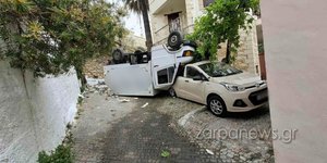 Φορτηγό τούμπαρε πάνω σε όχημα 