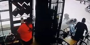 Η στιγμή του τροχαίου στα Καμίνια