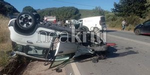 Το αυτοκίνητο που ανετράπη μετά την καραμπόλα στο Ρέθυμνο