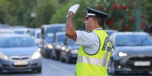 Τροχονόμος ρυθμίζει την κυκλοφορία των οχημάτων