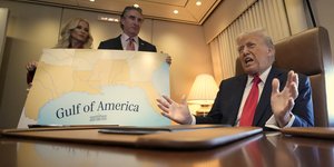 Ο Τραμπ με τον χάρτη του «Κόλπου της Αμερικής»