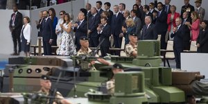 Οι πρόεδροι ΗΠΑ και Γαλλίας, Τραμπ και Μακρόν σε παρέλαση στο Παρίσι στις 14 Ιουλίου 2017