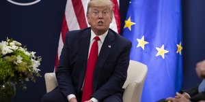 Ο Τραμπ μπροστά από σημαίες ΗΠΑ και ΕΕ