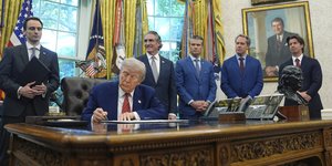 Ο Τραμπ υπογράφει διατάγματα στον Λευκό Οίκο