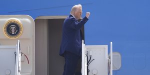 Ο Τραμπ χαιρετά καθώς επιβιβάζεται στο προς απόσυρση πλέον, Air Force One