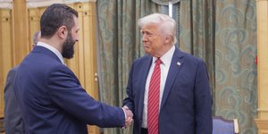 Ο Ντόναλντ Τραμπ συναντά τον Σύρο ηγέτη Αλ-Σάρα
