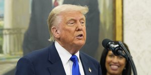 Ο Ντόναλντ Τραμπ μιλά στο Οβάλ Γραφείο