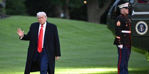 Ο Ντόναλντ Τραμπ φθάνει στο Trump National Golf Club