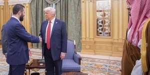 Χειραψία Ντόναλντ Τραμπ με τον Πρόεδρο της Συρίας, Αχμέτ αλ-Σάρα 