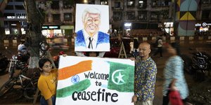 Φοιτητές στην Ινδία ευχαριστούν τον Ντόναλντ Τραμπ για την συμβολή του στην συμφωνία εκεχειρίας με το Πακιστάν