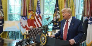 Ο Ντόναλντ Τραμπ απαντά σε ερωτήσεις στο Οβάλ Γραφείο