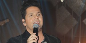 Ο Γιώργος Τσαλίκης τραγουδάει