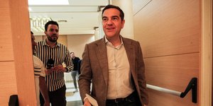 Ο Αλέξης Τσίπρας μπαίνει σε αίθουσα συνεδρίου
