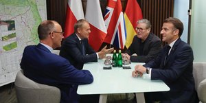 Από αριστερά: Φρίντριζ Μερτς, Ντόναλντ Τουσκ, Κιρ Στάρμερ, Εμμανουέλ Μακρόν