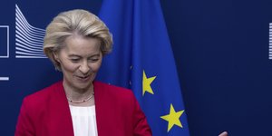 Ουρσουλα φον ντερ Λάιεν  υποκλιση