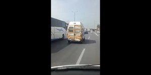 Διαλυμένο van προκαλεί γέλιο αλλά και προβληματισμό στον Κηφισό