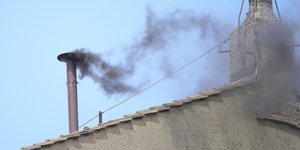 Μαύρος καπνός από την Καπέλα Σιξτίνα στο Βατικανό 