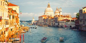 Γόνδολες και βάρκες στο Μεγάλο Κανάλι της Βενετίας