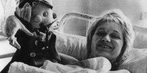 Η Βέσνα Βούλοβιτς χαμογελά από το κρεβάτι του νοσοκομείου 