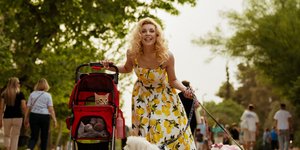 Η Κυβέλη Δραγούμη, ένας γάτος, δύο σκύλοι και το πιο viral καρότσι της Αθήνας