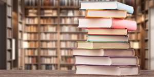 Βιβλία μπροστά από Βιβλιοθήκη 