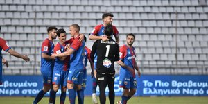 Οι ποδοσφαιριστές του Βόλου πανηγυρίζουν τη νίκη επί της Λαμίας