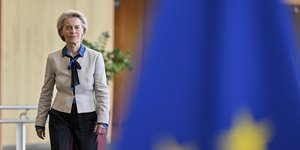 Η Ούρσουλα φον ντερ Λάιεν περπατάει