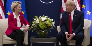 Η πρόεδρος της Κομισιόν Φον ντερ Λάιεν και ο πρόεδρος των ΗΠΑ, Ντόναλντ Τραμπ
