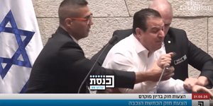 Ισραήλ: Βουλευτής της αντιπολίτευσης ασκεί κριτική για τον πόλεμο στη Γάζα και φεύγει σηκωτός από το βήμα [βίντεο]