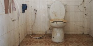 Η εύκολη λύση για να καθαρίσετε τη βρώμικη λεκάνη τουαλέτας
