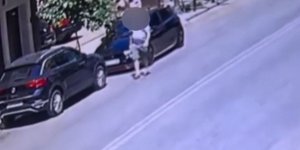 Άνδρας χαράζει αυτοκίνητα στο κέντρο της Αθήνας