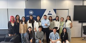 Νίκος Χαρδαλιάς και Κινέζοι φοιτητές