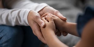 Μητέρα υποστηρίζει το παιδί της