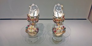 Χρυσά πέδιλα με πολύτιμες πέτρες