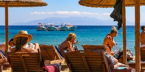 ξυλινες ξαπλωστρες ομπρελες