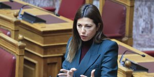 Η υπουργός Παιδείας Σοφία Ζαχαράκη στη Βουλή