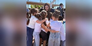 Η Σοφία Ζαχαράκη με μαθητές από τη Μανωλάδα