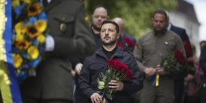 Βολοντίμιρ Ζελένσκι με λουλουδια