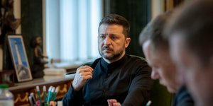 Βολοντίμιρ Ζελένσκι με καφε 